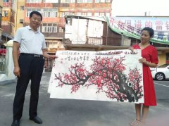 梅花画家李坤富向阜阳爱心孝老协会捐赠十幅画