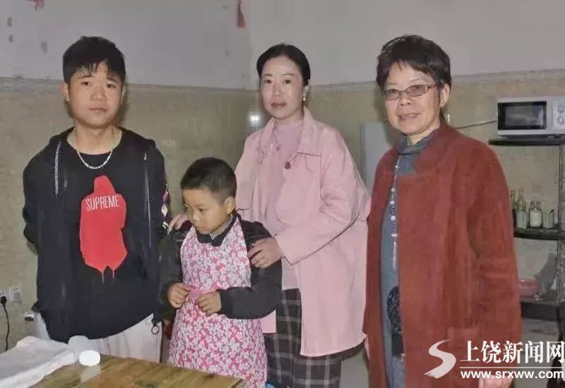 上饶：18岁少年照顾病母6年 每晚只睡三四个小时