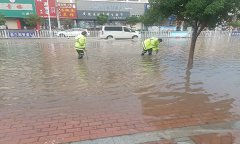 安徽阜阳：太和县城管局冒雨疏通下水道 方便市