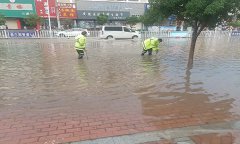 安徽阜阳：太和县城管局冒雨疏通下水道 方便市