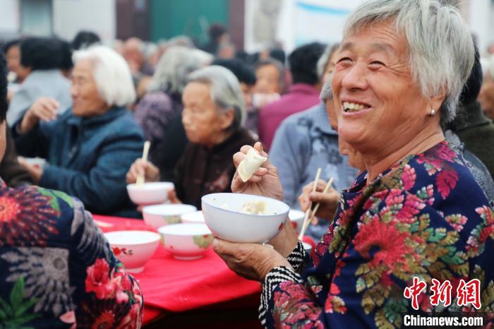 老人们吃着孝心饺子乐开怀。　姚友谅 摄